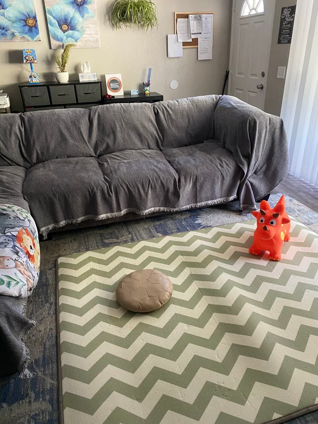 picture of a living room in a daycare in whcih kids can play